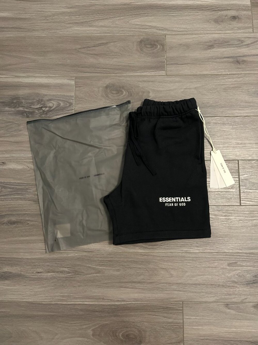 Essentials Fear of God Black FW24 Shorts Brand New - Picture 3 of 4